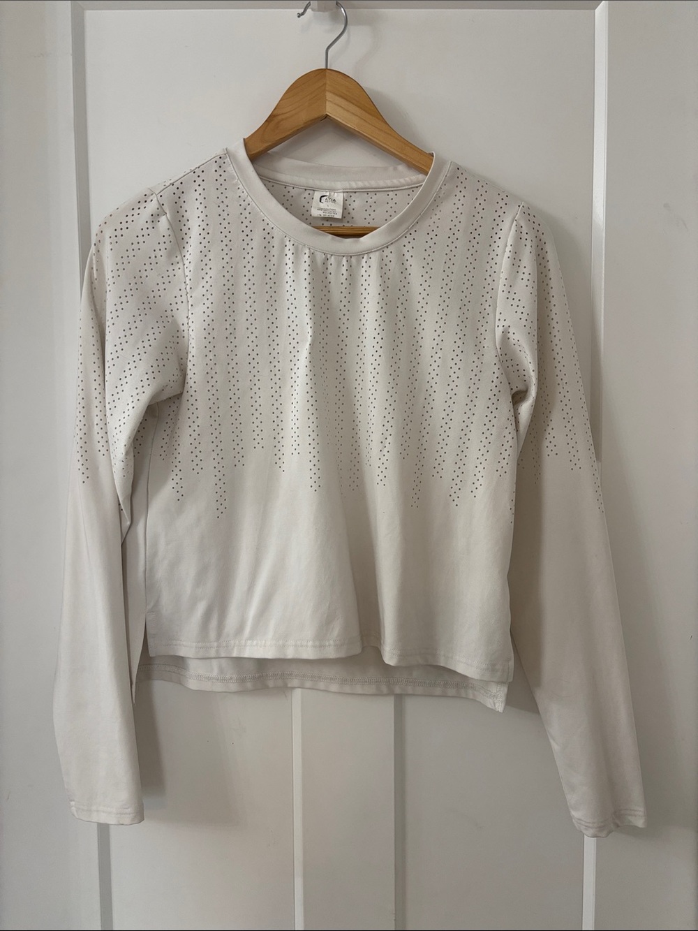 ZYIA Women's WHITE Long-Sleeve Perforated Active Top